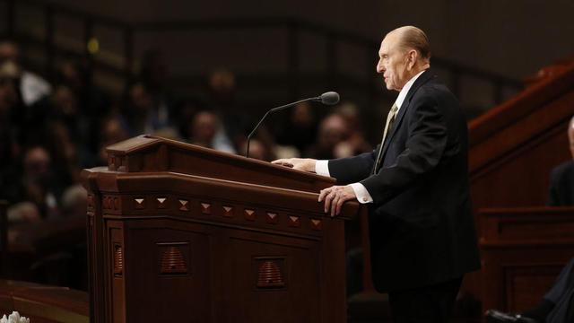 President Thomas S. Monson tillkännager fem nya tempel på generalkonferensen i april 2017.