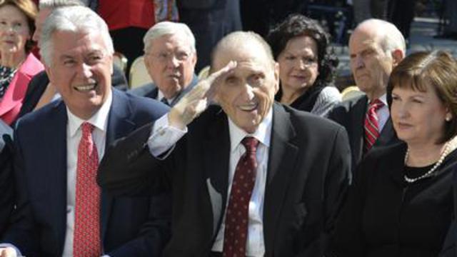 President Thomas S. Monson, hans två rådgivare, hans dotter Ann Dibb och andra ledare i kyrkan och samhället närvarade vid avtäckandet av det nya namnet på det tidigare LDS Business College byggnad. University of Utah har under två års tid renoverat hela byggnaden, och den här dagen fick byggnaden namnet Thomas S. Monson Center. 