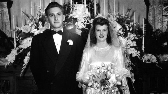 President Monson med sin hustru Frances på deras bröllopsdag den 7 oktober 1948.