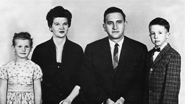 President Thomas S. Monson och Frances Monson med deras dotter Ann (4) och son Tommy (8) strax innan deras avresa för en mission i Toronto i Kanada år 1959.