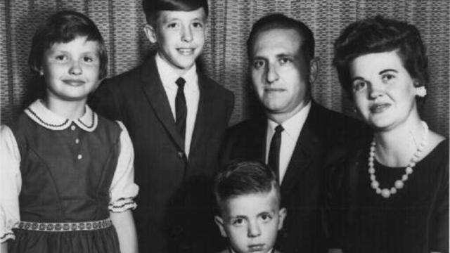 Den unga familjen Ann, Tom, Clark, president och syster Monson på 60-talet.