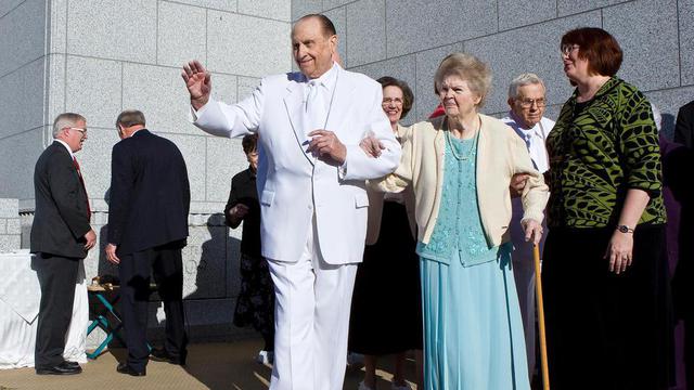 President och syster Monson hälsar på de församlade efter hörnstensceremonin vid templet i Draper i Utah.