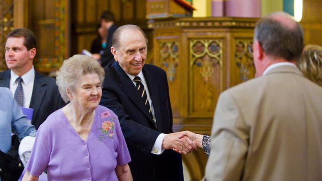 President Thomas S. Monson och hans hustru Frances hälsar på besökare i Madeleinekatedralen i Salt Lake City i augusti 2009.