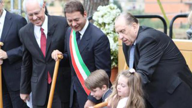 President Thomas S. Monson tar med hjälp av lokala barn det första spadtaget för templet i Rom den 23 oktober 2010.