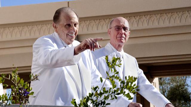 President Thomas S. Monson hälsar på medlemmar i kyrkan precis före invigningen av templet i Gilbert i Arizona 2 mars 2014. President Henry B. Eyring, förste rådgivare i kyrkans första presidentskap, närvarade också.
