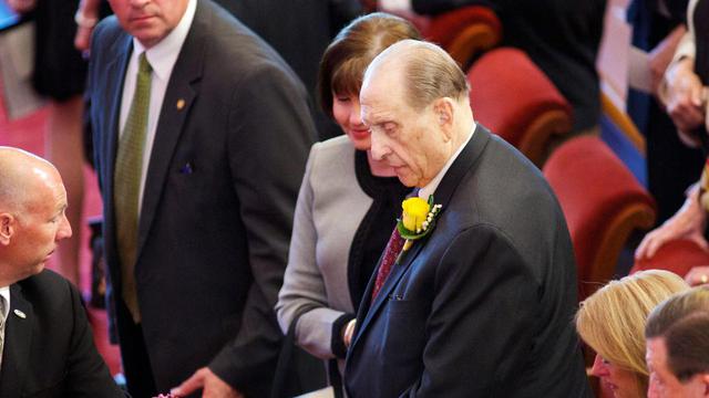 President Thomas S. Monson, Ann M. Dibb och andra familjemedlemmar på begravningen för Frances J. Monson.