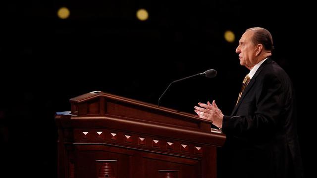 President Thomas S. Monson talar på söndagens förmiddagsmöte av generalkonferensen den 6 april 2014.