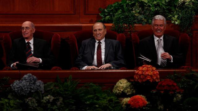 President Thomas S. Monson sitter med president Henry B. Eyring (vä.) och president Dieter F. Uchtdorf (hö.) strax innan lördagens eftermiddagsmöte under generalkonferensen den 5 oktober 2013.