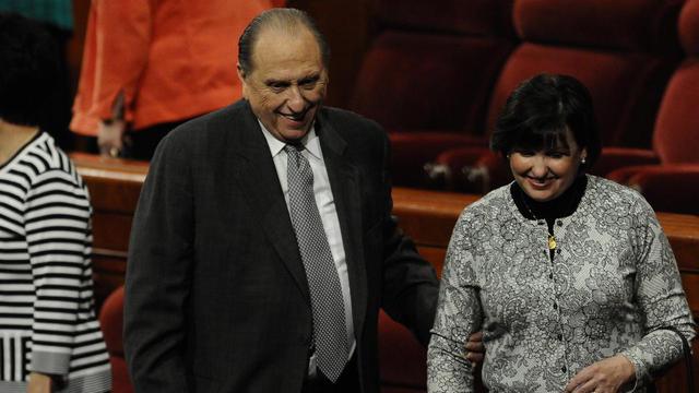 President Monson med sin dotter under generalkonferensen i oktober 2010.