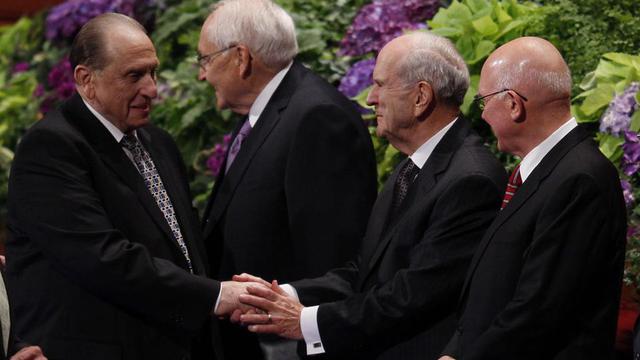 President Thomas S. Monson hälsar på president Russell M. Nelson under söndagens förmiddagsmöte av kyrkans generalkonferens 2013.