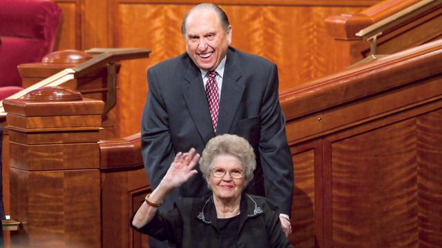 President och syster Monson vinkar till de församlade efter ett möte under generalkonferensen i april 2010.