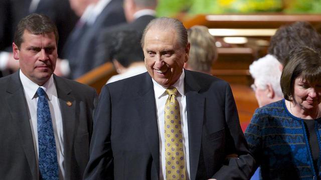 President Thomas S. Monson lämnar ett möte under generalkonferensen i april 2014 tillsammans med sin dotter Ann M. Dibb.