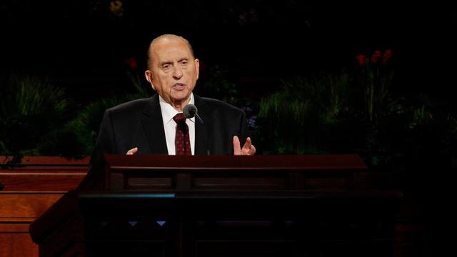 President Thomas S. Monson talar under kyrkans 185:e årliga generalkonferens i april 2015.