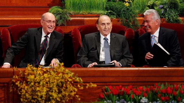 President Thomas S. Monson (i mitten) tillsammans med sina rådgivare president Henry B. Eyring (vä.) och president Dieter F. Uctdorf (hö.) strax innan lördagens förmiddagsmöte av generalkonferensen i konferenscentret i Salt Lake City i Utah den 4 april 2015.
