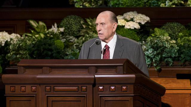 President Monson talar på generalkonferensen i april 2017.