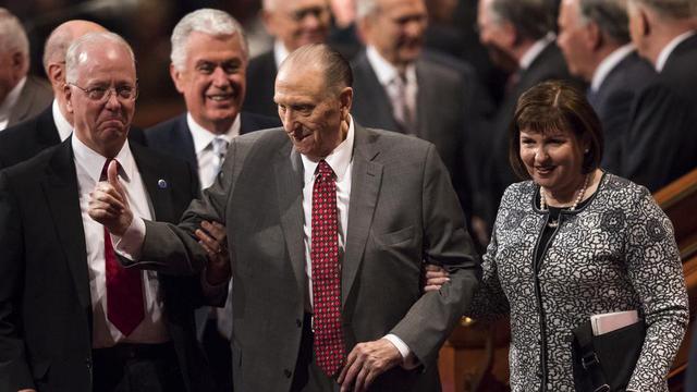 President Monson lämnar lördagens förmiddagsmöte av generalkonferensen i april 2017.