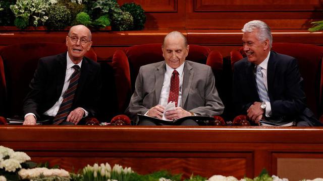 Första presidentskapet i Jesu Kristi Kyrka av Sista Dagars Heliga på lördagens förmiddagsmöte under kyrkans 187:e årliga världsomfattande konferens. 