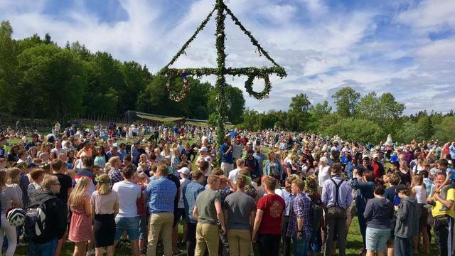 Välbesökta midsommarfiranden i Tyresta by och Utby