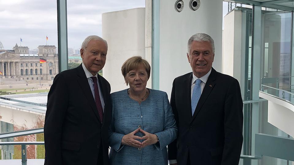 Äldste Uchtdorf och senator Orrin Hatch med förbundskansler Angela Merkel
